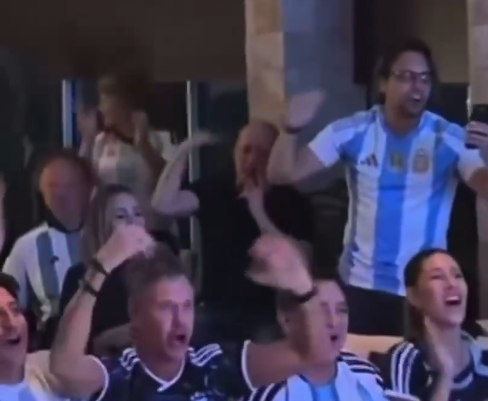 El_Prensero's tweet photo. ¿A ESTE NO LO NOMBRAN?
🇦🇷 Comunicadores y medios oficialistas están difundiendo un video donde se lo puede ver al ex intendente de Lomas de Zamora, Martín Insaurralde, celebrando el triunfo de la selección argentina junto a amigos, todo en un contexto donde lo tiene en el centro de la escena luego que se conociera un video donde su ex Jessica Cirio aparece en el vestidor de una casa, supuestamente de Insaurralde, mostrando cajones repletos de dólares. El tema es que no se percataron que en el video aparece Juan Napoli, quien encabezó la lista de senadores libertarios en 2023, y es el principal asesor financiero de Javier Milei. Nápoli fue la sombra de Milei en los primeros meses de su gobierno, e hizo negocios millonarios desde Nápoli Inversiones.