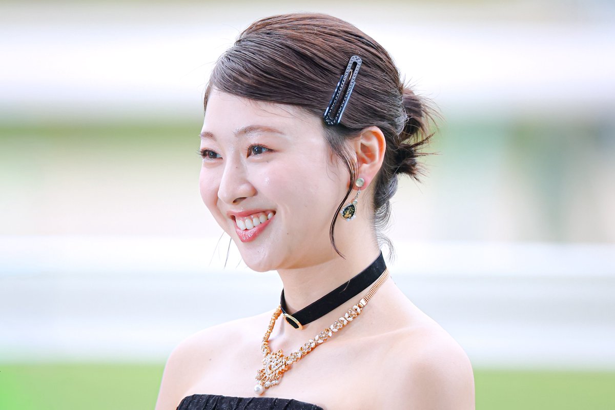 pfmpspsm's tweet photo. 昨日すずちゃんが本命にして応援してくれたことによってマイネルモーントくんを知ったという方も多いかもしれないので、（乗るしかねぇのでこのビッグウェーブに」ということで過去の様子になりますがメンコをしてないモーントくん。めっちゃかっこいいんやで。※4枚目はきのう見たすずちゃんです。 https://t.co/hQzmNX6xvI