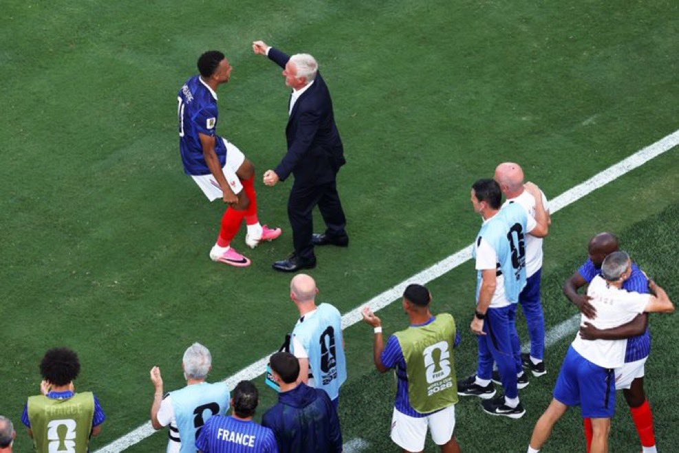 Lavozgalactica's tweet photo. 🚨 ESCANDALO MUNDIAL

La FIFA ha prohibido a la selección de Francia llevar una cinta negra en homenaje a la mamá de Didier Deschamps ya fallecida. 

Sin embargo, autorizó a Argentina a llevar una contra Suiza. https://t.co/9ezIJs0zai