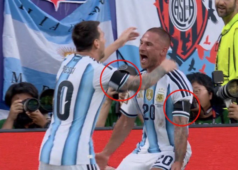 Lavozgalactica's tweet photo. 🚨 ESCANDALO MUNDIAL

La FIFA ha prohibido a la selección de Francia llevar una cinta negra en homenaje a la mamá de Didier Deschamps ya fallecida. 

Sin embargo, autorizó a Argentina a llevar una contra Suiza. https://t.co/9ezIJs0zai
