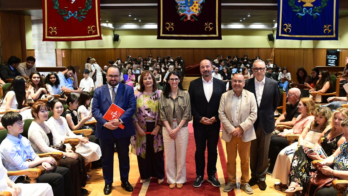 ci_usc's tweet photo. Inauguración #Cursosdeverano en @ci_usc 
Conferencia @ignaciopeyro @romacervantes  
Mesa inaugural: Rectora de la USC, Dra Rosa Crujeiras, XM. Merelles Director  @Turgalicia Manuel César Vila, @PazodeRaxoi y  Dra. Pilar Taboada-de-Zúñiga, Directora-Gerente de @ci_usc https://t.co/QgixsQpyRi