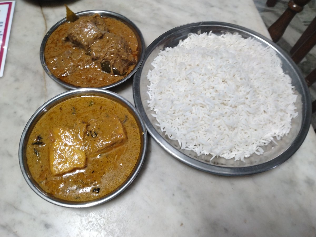 LivingDead24's tweet photo. SunvalleyHotel
Meen Kuzhambu
Chicken Pepper Fry

ミーンコランブはタミルナードゥの魚カレー。とどこかのレシピサイトに書いてあった。
これはバスマティライスとの相性最高。黒いのは大きな唐辛子では無いので辛くないし食べられるし食べてください。
そして頼みすぎと思いつつもチキンも。 https://t.co/tP79Cg5Ltg