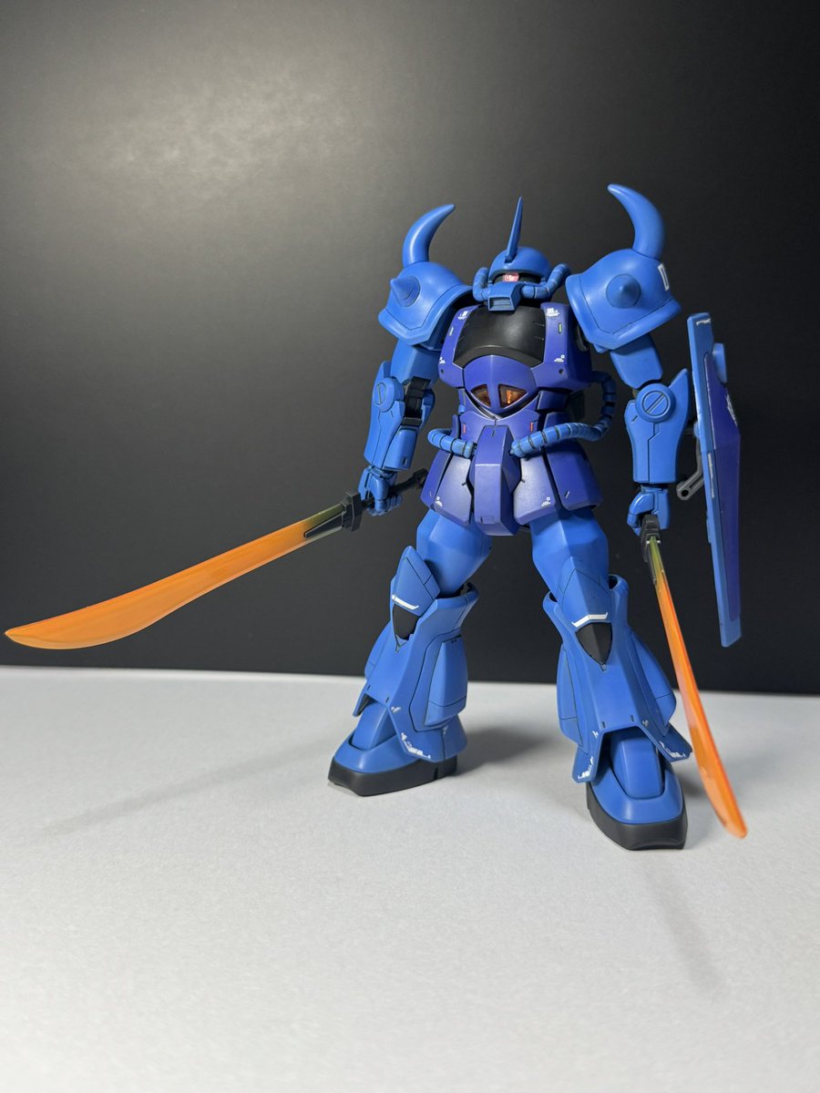 16masa06's tweet photo. HG revive版　MS-07B GOUF グフ
完成しました😆
プロポーションは太ももを幅増し、日差しを延長して目つきを少し悪くしてます。
使用カラー
メカサフスーパーヘヴィ
ナスカ　フロストマットブラック、コバルトバイオレット、エヴァプロトブルー

普通にいいキットですわ👍
#ガンプラ
#グフ
#sixsenseのガンプラ
#完成品 
#塗装