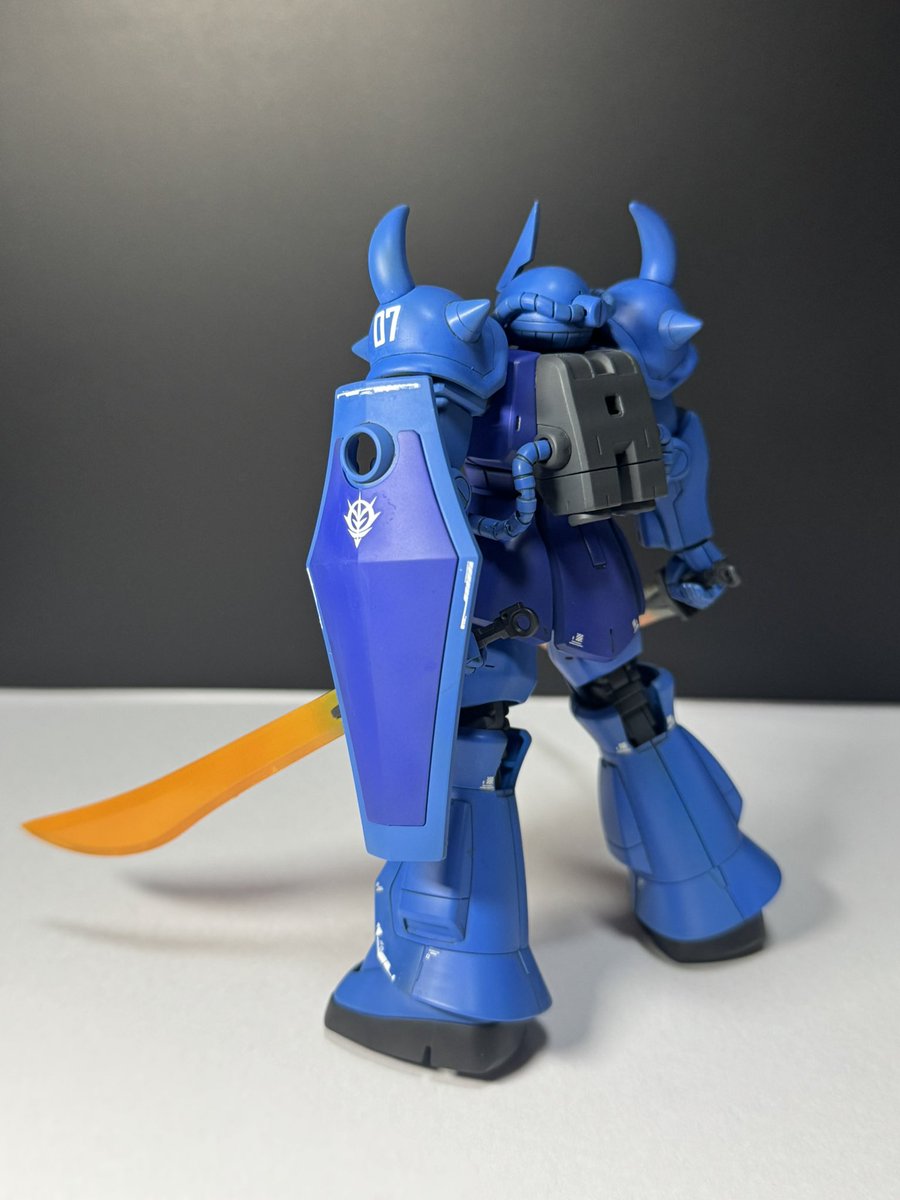 16masa06's tweet photo. HG revive版　MS-07B GOUF グフ
完成しました😆
プロポーションは太ももを幅増し、日差しを延長して目つきを少し悪くしてます。
使用カラー
メカサフスーパーヘヴィ
ナスカ　フロストマットブラック、コバルトバイオレット、エヴァプロトブルー

普通にいいキットですわ👍
#ガンプラ
#グフ
#sixsenseのガンプラ
#完成品 
#塗装