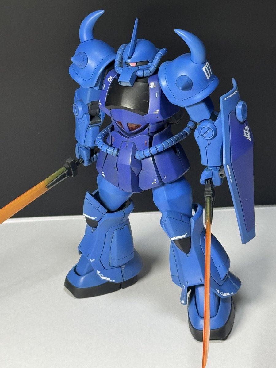 16masa06's tweet photo. HG revive版　MS-07B GOUF グフ
完成しました😆
プロポーションは太ももを幅増し、日差しを延長して目つきを少し悪くしてます。
使用カラー
メカサフスーパーヘヴィ
ナスカ　フロストマットブラック、コバルトバイオレット、エヴァプロトブルー

普通にいいキットですわ👍
#ガンプラ
#グフ
#sixsenseのガンプラ
#完成品 
#塗装