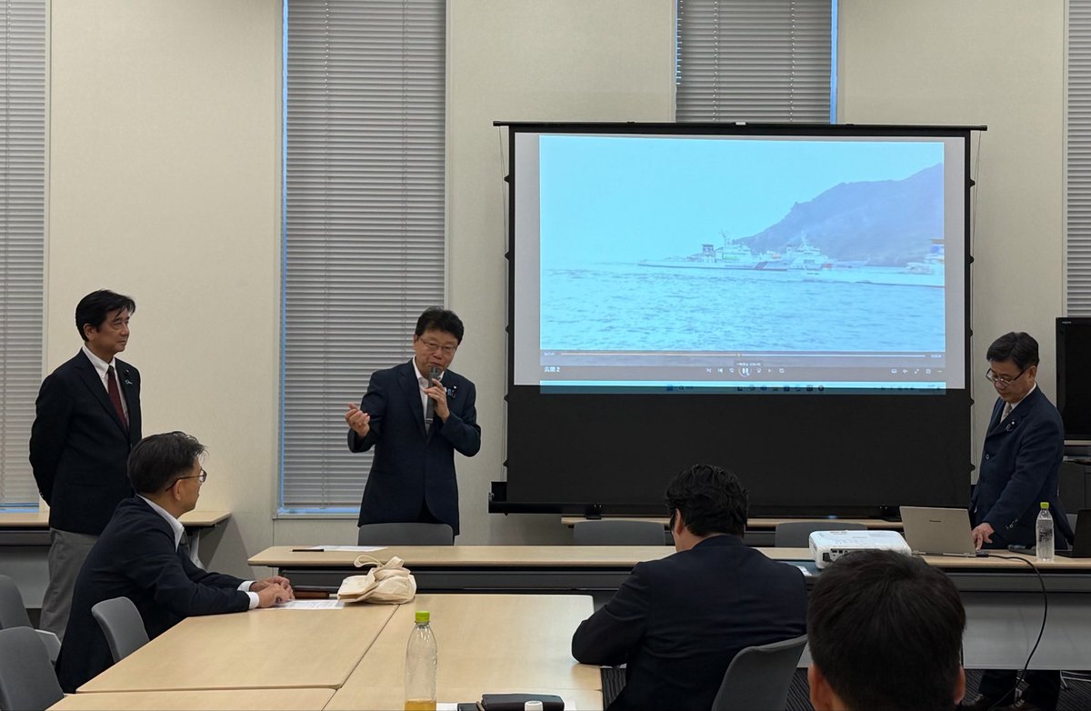 YOKOTA_Ishin's tweet photo. 「台湾海峡の平和と安定を考える国会議員の会」の記念すべき第一回の勉強会を開催しました。

私が司会を務め、先ずは維新の西田馨衆議院議員の開会挨拶に引き続き、国民民主党の山田吉彦参議院議員の講演。
テーマは日本の海洋安全保障です。

尖閣諸島、沖ノ鳥島や、2012年に起きた五島列島玉之浦湾への100隻超の中国漁船の台風避難に名を借りた集結事件など。

聞けば聞くほど危機感が募るばかり。
石平議員が、先日台湾で発生した、我が後輩の矢板君への暴行事件に関する非難声明を読み上げて、多くの議員参加者を集めた勉強会を終了しました。

今後も勉強会を重ねて、政府に提言を行う予定です。

その前に一刻でも早く魚釣島に港を整備して実効支配を内外にアピールする事で施政権を主張すべきです。

もはや、これまでの日本政府の対応の継続では施政権の主張が危ういところまで来ています。

日本保守党の北村晴男参議院議員、山田吉彦参議院議員と尖閣の動画を背景に。
