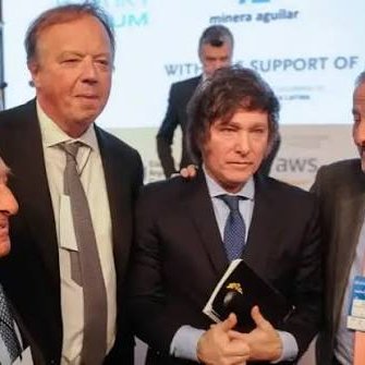 El_Prensero's tweet photo. ¿A ESTE NO LO NOMBRAN?
🇦🇷 Comunicadores y medios oficialistas están difundiendo un video donde se lo puede ver al ex intendente de Lomas de Zamora, Martín Insaurralde, celebrando el triunfo de la selección argentina junto a amigos, todo en un contexto donde lo tiene en el centro de la escena luego que se conociera un video donde su ex Jessica Cirio aparece en el vestidor de una casa, supuestamente de Insaurralde, mostrando cajones repletos de dólares. El tema es que no se percataron que en el video aparece Juan Napoli, quien encabezó la lista de senadores libertarios en 2023, y es el principal asesor financiero de Javier Milei. Nápoli fue la sombra de Milei en los primeros meses de su gobierno, e hizo negocios millonarios desde Nápoli Inversiones.