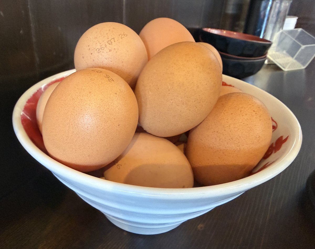 satozakitomoya's tweet photo. 今日の徳島でのお昼ご飯🍜
徳島ラーメン　東大
生卵無料で、ラーメンに入れても良いし、
卵かけご飯にしても良いし、
こちら東大ラーメン　大盛り
なんと900円🍜
機会あったらみなさんぜひ😁 https://t.co/MpW8ZDaH90