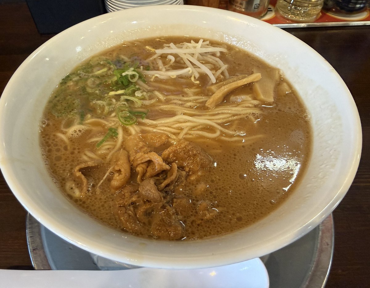 satozakitomoya's tweet photo. 今日の徳島でのお昼ご飯🍜
徳島ラーメン　東大
生卵無料で、ラーメンに入れても良いし、
卵かけご飯にしても良いし、
こちら東大ラーメン　大盛り
なんと900円🍜
機会あったらみなさんぜひ😁 https://t.co/MpW8ZDaH90