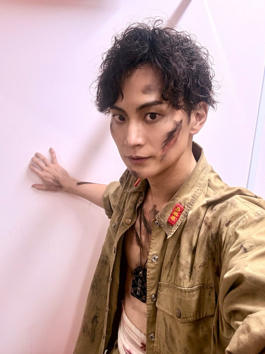 V_S_Hino's tweet photo. ミュージカル『ひめゆり』
本日もマチソワでした。
そして、月組が千穐楽を迎えました。
お越しいただいた皆様
ありがとうございました🙏

明日、大千穐楽を迎えます。
ここまで一公演一公演、
お客様に見届けていただき
心から感謝いたします。

檜山上等兵として
最後の一瞬まで誠心誠意
生き抜きます。

男性陣と舞台上でパシャリ✨

明日ご来場くださる皆様
劇場でお待ちしております🙇

#ひめゆり2026
#檜山上等兵
#日野真一郎