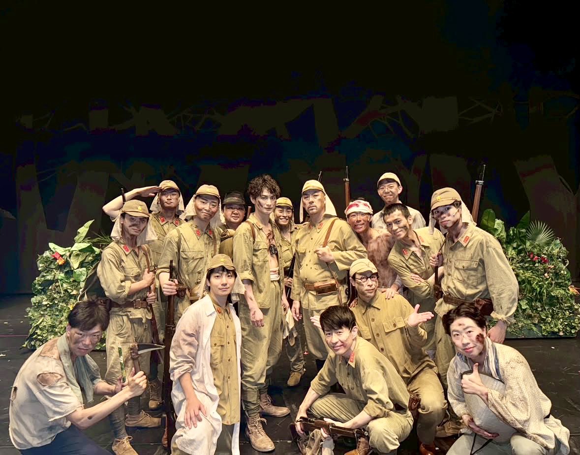 V_S_Hino's tweet photo. ミュージカル『ひめゆり』
本日もマチソワでした。
そして、月組が千穐楽を迎えました。
お越しいただいた皆様
ありがとうございました🙏

明日、大千穐楽を迎えます。
ここまで一公演一公演、
お客様に見届けていただき
心から感謝いたします。

檜山上等兵として
最後の一瞬まで誠心誠意
生き抜きます。

男性陣と舞台上でパシャリ✨

明日ご来場くださる皆様
劇場でお待ちしております🙇

#ひめゆり2026
#檜山上等兵
#日野真一郎