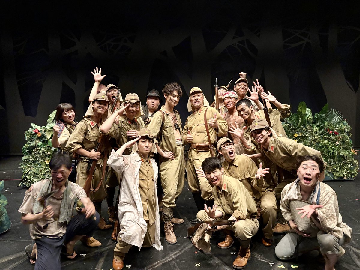 V_S_Hino's tweet photo. ミュージカル『ひめゆり』
本日もマチソワでした。
そして、月組が千穐楽を迎えました。
お越しいただいた皆様
ありがとうございました🙏

明日、大千穐楽を迎えます。
ここまで一公演一公演、
お客様に見届けていただき
心から感謝いたします。

檜山上等兵として
最後の一瞬まで誠心誠意
生き抜きます。

男性陣と舞台上でパシャリ✨

明日ご来場くださる皆様
劇場でお待ちしております🙇

#ひめゆり2026
#檜山上等兵
#日野真一郎