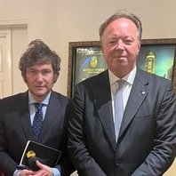 El_Prensero's tweet photo. ¿A ESTE NO LO NOMBRAN?
🇦🇷 Comunicadores y medios oficialistas están difundiendo un video donde se lo puede ver al ex intendente de Lomas de Zamora, Martín Insaurralde, celebrando el triunfo de la selección argentina junto a amigos, todo en un contexto donde lo tiene en el centro de la escena luego que se conociera un video donde su ex Jessica Cirio aparece en el vestidor de una casa, supuestamente de Insaurralde, mostrando cajones repletos de dólares. El tema es que no se percataron que en el video aparece Juan Napoli, quien encabezó la lista de senadores libertarios en 2023, y es el principal asesor financiero de Javier Milei. Nápoli fue la sombra de Milei en los primeros meses de su gobierno, e hizo negocios millonarios desde Nápoli Inversiones.