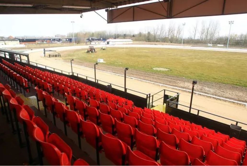 ukbettingsites's tweet photo. Ellesmere Port Stadium opened in 1968 and closed in 2014. Greyhound racing began on 29 February 1988 (replacing speedway), and the track was seen as a direct replacement for nearby Chester Greyhound Stadium, which had closed in 1987. It's now a housing estate. https://t.co/QXpn1ljvE9