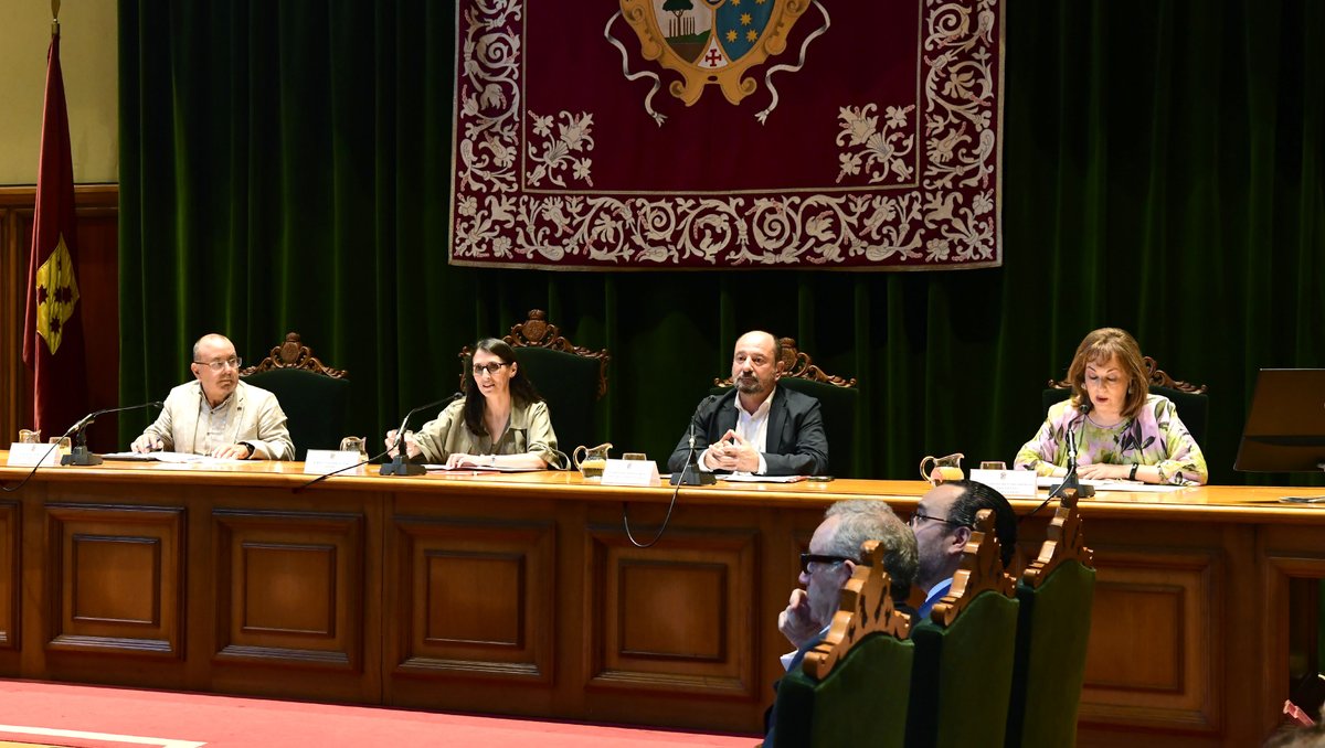 ci_usc's tweet photo. Inauguración #Cursosdeverano en @ci_usc 
Conferencia @ignaciopeyro @romacervantes  
Mesa inaugural: Rectora de la USC, Dra Rosa Crujeiras, XM. Merelles Director  @Turgalicia Manuel César Vila, @PazodeRaxoi y  Dra. Pilar Taboada-de-Zúñiga, Directora-Gerente de @ci_usc https://t.co/QgixsQpyRi