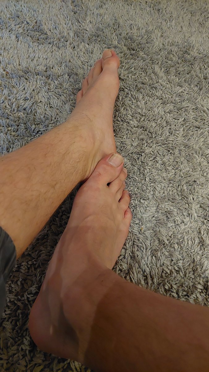 germansocksgod's tweet photo. Nach der Arbeit die stinke Socken ausziehen, wie gefallen euch meine 44er Feets?
@rt_feet
@FindomAlphaRT
@RTslavemaster https://t.co/S5oSiG099I
