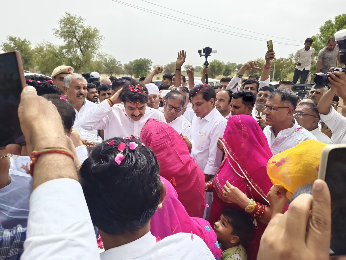 bishnoikuldeep's tweet photo. 4. आज जोधपुर जिले में आयोजित विभिन्न सामाजिक कार्यक्रमों में भाई रणधीर पनिहार के साथ शामिल होकर समाज के प्रबुद्ध एवं सम्मानित साथियों से आत्मीय मुलाकात करने का सौभाग्य प्राप्त हुआ।
पूर्व विधायक आदरणीय श्री मलखान बिश्नोई जी एवं श्री परसराम बिश्नोई जी के आवास पर जलपान के दौरान आत्मीय चर्चा हुई। इसके पश्चात ओसिया में आदरणीय श्री नारायण डाबड़ी जी के निवास पर बड़ी संख्या में समाज के बुद्धिजीवियों, वरिष्ठजनों एवं युवाओं से स्नेहपूर्ण संवाद हुआ।
इस अवसर पर फलोदी के लोकप्रिय विधायक एवं ओजस्वी वक्ता श्री पब्बाराम बिश्नोई जी, पूर्व विधायक श्री हीरालाल जी, श्री पप्पूराम डारा जी, राजपूत समाज के वरिष्ठ नेता पूर्व मंत्री श्री शंभूसिंह खेतासर जी सहित अनेक सम्मानित गणमान्यजनों से आत्मीय भेंट कर समाज की एकता, संगठन और भविष्य से जुड़े विभिन्न विषयों पर सार्थक विचार-विमर्श हुआ।
आप सभी का स्नेह, सम्मान और अपनापन मेरे लिए अमूल्य है। यही विश्वास और आशीर्वाद समाज की सेवा के लिए निरंतर प्रेरणा देता है। हम सब मिलकर सामाजिक समरसता, एकता और जनसेवा के संकल्प को और अधिक मजबूत करेंगे।
आप सभी के प्रेम, विश्वास और आत्मीय स्वागत के लिए हृदय से धन्यवाद।🙏🏻