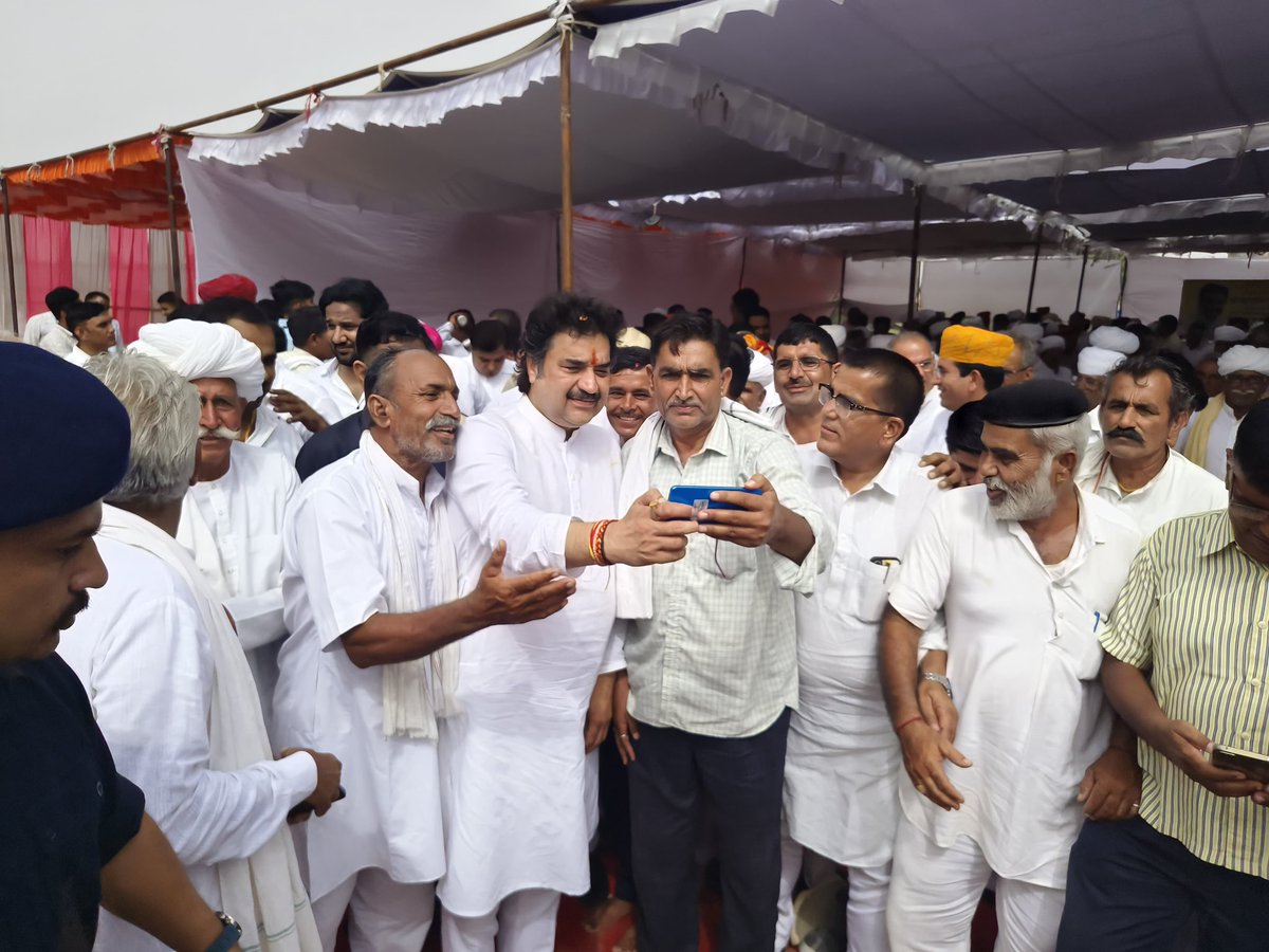 bishnoikuldeep's tweet photo. 4. आज जोधपुर जिले में आयोजित विभिन्न सामाजिक कार्यक्रमों में भाई रणधीर पनिहार के साथ शामिल होकर समाज के प्रबुद्ध एवं सम्मानित साथियों से आत्मीय मुलाकात करने का सौभाग्य प्राप्त हुआ।
पूर्व विधायक आदरणीय श्री मलखान बिश्नोई जी एवं श्री परसराम बिश्नोई जी के आवास पर जलपान के दौरान आत्मीय चर्चा हुई। इसके पश्चात ओसिया में आदरणीय श्री नारायण डाबड़ी जी के निवास पर बड़ी संख्या में समाज के बुद्धिजीवियों, वरिष्ठजनों एवं युवाओं से स्नेहपूर्ण संवाद हुआ।
इस अवसर पर फलोदी के लोकप्रिय विधायक एवं ओजस्वी वक्ता श्री पब्बाराम बिश्नोई जी, पूर्व विधायक श्री हीरालाल जी, श्री पप्पूराम डारा जी, राजपूत समाज के वरिष्ठ नेता पूर्व मंत्री श्री शंभूसिंह खेतासर जी सहित अनेक सम्मानित गणमान्यजनों से आत्मीय भेंट कर समाज की एकता, संगठन और भविष्य से जुड़े विभिन्न विषयों पर सार्थक विचार-विमर्श हुआ।
आप सभी का स्नेह, सम्मान और अपनापन मेरे लिए अमूल्य है। यही विश्वास और आशीर्वाद समाज की सेवा के लिए निरंतर प्रेरणा देता है। हम सब मिलकर सामाजिक समरसता, एकता और जनसेवा के संकल्प को और अधिक मजबूत करेंगे।
आप सभी के प्रेम, विश्वास और आत्मीय स्वागत के लिए हृदय से धन्यवाद।🙏🏻