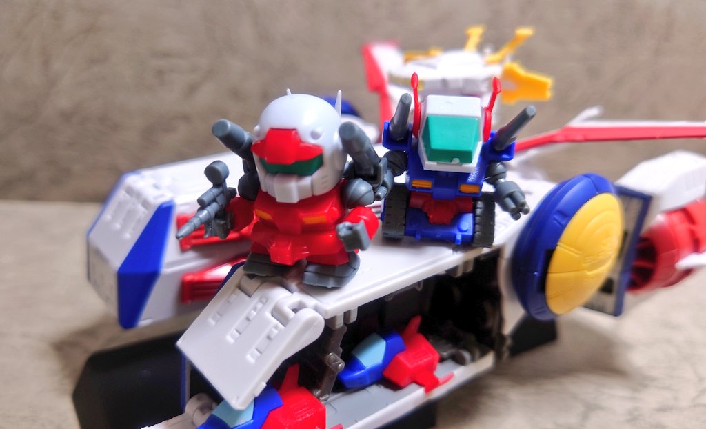 souakasha's tweet photo. 機動戦士ガンダムV作戦ビスケット

1．ガンダム
2．ガンキャノン
3．ガンタンク
4．Gファイター
5．コア・ファイター（×2）＆武器セット

コンバージSBのホワイトベースと合わせてみました。

これはジオン側MSも出してもらわないとですね。

#ガンダムコンバージ https://t.co/kZgM2A2yKU