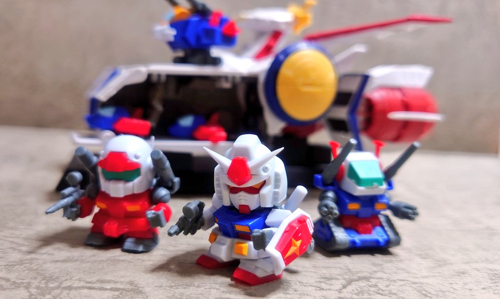 souakasha's tweet photo. 機動戦士ガンダムV作戦ビスケット

1．ガンダム
2．ガンキャノン
3．ガンタンク
4．Gファイター
5．コア・ファイター（×2）＆武器セット

コンバージSBのホワイトベースと合わせてみました。

これはジオン側MSも出してもらわないとですね。

#ガンダムコンバージ https://t.co/kZgM2A2yKU