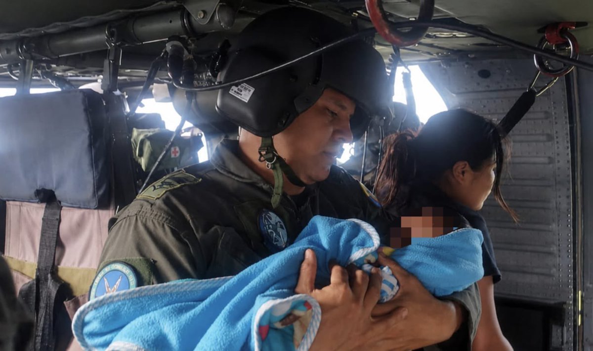 FuerzaAereaCol's tweet photo. A bordo de un helicóptero UH-60 Black Hawk en configuración Ángel, su #FuerzaAeroespacial🇨🇴 trasladó a un bebé y dos adultos mayores desde Cubará, Boyacá, hasta Saravena, Arauca, para recibir atención médica especializada.

⏩️ https://t.co/hWad5NNpwb

#ProtegenosLaVida
#GACAS
#CENRP
#AdAstra🚀