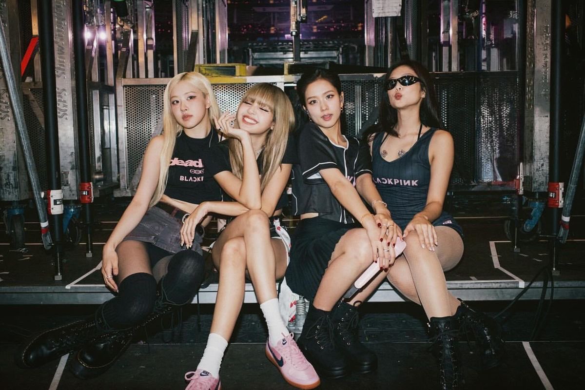 jenniecomefirst's tweet photo. เจนนี่และ Tame Impala พาเพลง Dracula ขึ้นสู่อันดับ 1 บน Billboard Pop Airplay Chart ได้ซึ่งเป็นครั้งแรกของทั้งสองศิลปินที่สามารถขึ้นอันดับหนึ่งบนชาร์ตนี้ได้

ความสำเร็จครั้งนี้ยังทำให้ BLACKPINK สร้างประวัติศาสตร์โดยกลายเป็นวงที่ 4 ในประวัติศาสตร์ของ Pop Airplay Chart ที่มีสมาชิกมากกว่าหนึ่งคนสามารถขึ้นอันดับ 1 ในฐานะศิลปินเดี่ยวได้ต่อจากโรเซ่ที่เคยทำได้เมื่อปีที่แล้ว

BLACKPINK จึงเข้าร่วมกับ One Direction, Destiny’s Child และ Fifth Harmony ซึ่งล้วนเป็นวงที่มีสมาชิกหลายคนสามารถครองอันดับ 1 บน Pop Airplay Chart ในฐานะศิลปินเดี่ยวได้