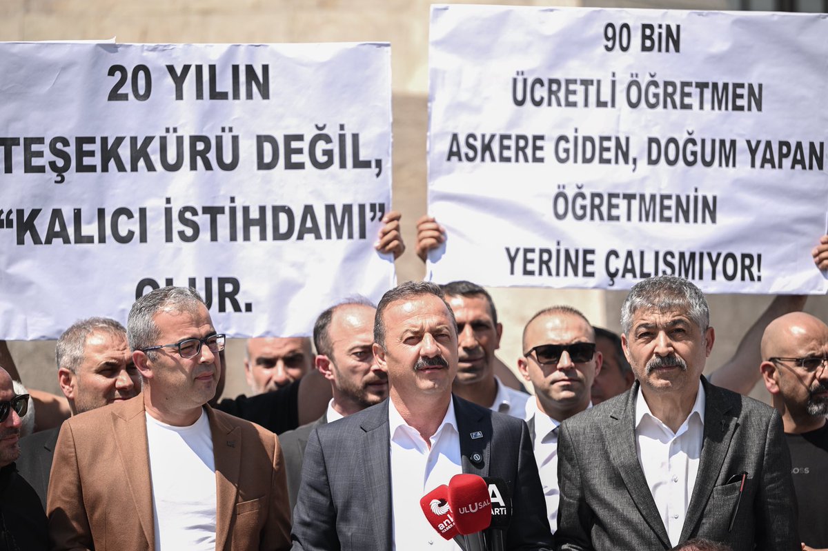 anahtarparti's tweet photo. Öğretmen öğretmendir!..

Genel Başkanımız Sayın Yavuz Ağıralioğlu, Ankara Ulus’taki basın açıklamasına katılarak ücretli öğretmenlerin yaşadığı sorunlara dikkat çekti. Eğitimde adaletin ve öğretmenlikte eşitliğin sağlanması gerektiğini vurgulayan Genel Başkanımız, öğretmenler arasında statü ayrımına son verilmesi ve emeğin hakkının teslim edilmesi çağrısında bulundu.