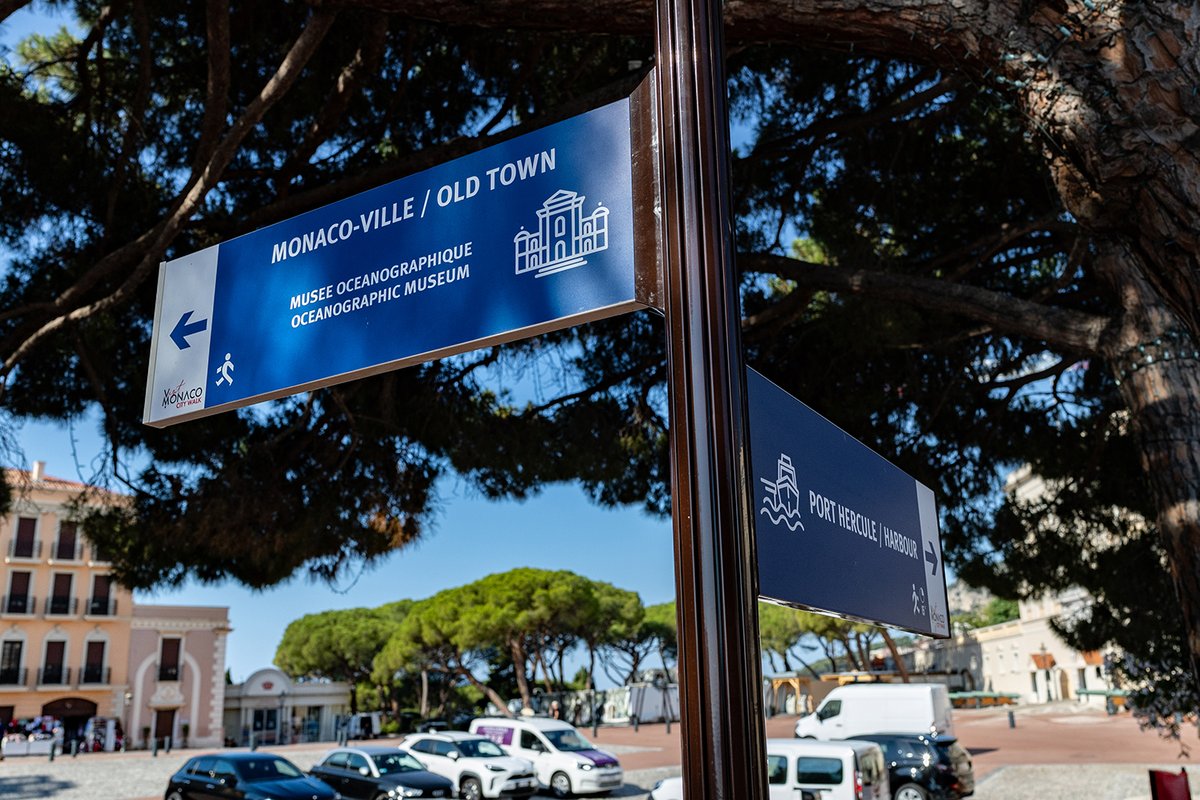 GvtMonaco's tweet photo. « Visit Monaco City Walk » : découvrir la Principauté autrement

Fruit d'une collaboration entre le Département de l'Équipement, de l'Environnement et de l'Urbanisme, le Département des Finances et de l'Économie et la Délégation Interministérielle chargée de la Transition Numérique, la Principauté déploie Visit Monaco City Walk, un nouveau dispositif destiné à accompagner les visiteurs dans leur découverte de la Destination.

Pensé pour celles et ceux qui souhaitent découvrir Monaco en toute tranquillité, Visit Monaco City Walk invite les visiteurs à explorer la Principauté autrement : laisser leur véhicule à leur arrivée, parcourir les différents quartiers à pied, profiter des nombreuses expériences proposées tout au long du parcours et se laisser guider au fil de leur visite.

Au coeur de ce dispositif, le site Internet https://t.co/hbSvmqotWj permet de préparer simplement sa venue, de choisir son itinéraire et de découvrir Monaco à son rythme.

« Monaco est une destination qui se vit autant qu'elle se visite. Avec Visit Monaco City Walk, nous voulons donner aux visiteurs toutes les clés pour explorer ses quartiers, se laisser surprendre au fil de leur promenade et profiter pleinement de leur visite », déclare Guy Antognelli, Directeur du Tourisme et des Congrès.

Un nouvel outil pour découvrir Monaco en toute simplicité

Visit Monaco City Walk met notamment en avant les parkings recommandés afin que les visiteurs puissent stationner leur véhicule dès leur arrivée avant de partir à la découverte de la Principauté.

Grâce à la proximité des principaux sites d'intérêt et à la diversité des solutions de mobilité, Monaco se découvre facilement à pied. D'un quartier à l'autre, les visiteurs profitent de leur balade pour explorer les jardins, les musées, les commerces, les restaurants, les panoramas ou encore les lieux emblématiques qui jalonnent leur parcours, sans contrainte.

Pour faciliter leur arrivée, les visiteurs peuvent également consulter en amont la disponibilité en temps réel des places de stationnement dans les parkings de la Principauté, quel que soit le type de véhicule utilisé, électrique ou thermique. Le site permet également de réserver directement une place au Parking des Salines, offrant ainsi une solution pratique pour organiser son stationnement avant même son arrivée en Principauté.

Des parcours piétons pour explorer Monaco quartier par quartier

Le dispositif propose une sélection de parcours piétons permettant de découvrir les différents quartiers de la Principauté à travers leurs sites incontournables, leurs expériences et leurs lieux d'intérêt.

Chaque itinéraire invite les visiteurs à prendre le temps de découvrir Monaco, en mettant en lumière les principaux points d'intérêt situés sur le parcours ou à proximité immédiate. Une signalétique dédiée installée en ville permet de suivre facilement les différents circuits et de se laisser guider tout au long de l’exploration.

Parce que chacun visite Monaco à son propre rythme, les parcours restent entièrement modulables. Les visiteurs peuvent les effectuer intégralement à pied ou emprunter le réseau de bus pour rejoindre un autre quartier, raccourcir un itinéraire ou poursuivre leur découverte en toute simplicité.

Une carte interactive pour préparer et accompagner la visite

Le site https://t.co/hbSvmqotWj s'appuie sur une carte interactive permettant de visualiser les différents quartiers de Monaco grâce à des pictogrammes dédiés.

Pour chaque parcours, l'utilisateur peut consulter la distance, la durée estimée, une présentation du quartier ainsi que le détail de l'itinéraire et de ses différentes étapes. Il peut ainsi choisir ce qui correspond le mieux à ses envies et organiser facilement sa journée en fonction des expériences qu’il souhaite vivre.

Une initiative intégrée à l’écosystème numérique de la Destination

Visit Monaco City Walk vient compléter les solutions déjà proposées pour accompagner les visiteurs avant et pendant leur séjour en Principauté.

Parmi elles figurent notamment Monapass, Your Monaco, Monaco Bus, Taxi Monaco, Mobee, Citymapper, Ma Place PMR ou encore StreetNav : autant de services qui facilitent les déplacements et permettent de profiter pleinement de la Destination.
« Visit Monaco City Walk illustre notre volonté de concevoir des services numériques utiles, simples et centrés sur les usages. En réunissant sur une même plateforme les informations essentielles et les solutions de mobilité, nous facilitons la préparation de la visite et les déplacements des visiteurs en Principauté », ajoute Pascal Rouison, Responsable de la Délégation Interministérielle chargée de la Transition Numérique.

***

Retrouvez le site dédié : https://t.co/3wDrarSXdM
Retrouvez également les parcours touristiques sur :
https://t.co/u9UTkwWS2R

© Direction de la Communication - Manuel Vitali
