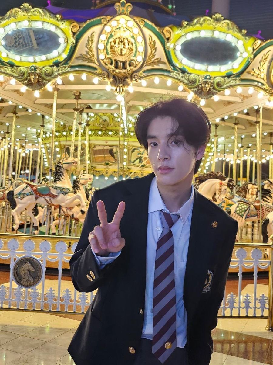 zonxoxa's tweet photo. 저희 롯데월드 교복입고 한번 더 가죠? https://t.co/0EWauAhEMl