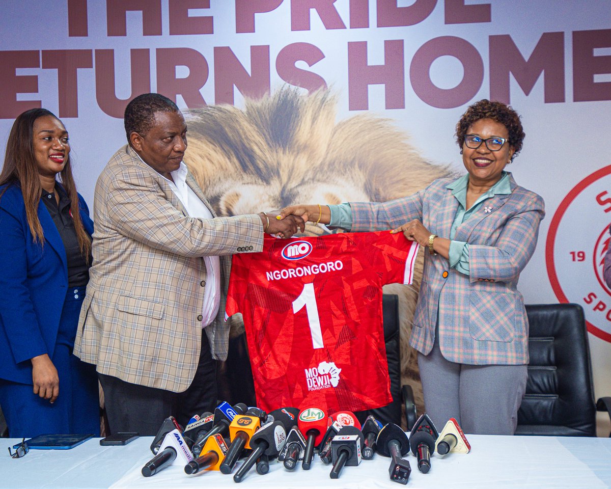 SimbaSCTanzania's tweet photo. Mwenyekiti wa Bodi, Crescentius Magori akimkabidhi zawadi Makamu mwenyekiti wa Bodi ya Mamlaka ya Hifadhi ya eneo la Ngorongoro, Dkt. Harrieth Mtae. #NguvuMoja https://t.co/LUHhVGowo5
