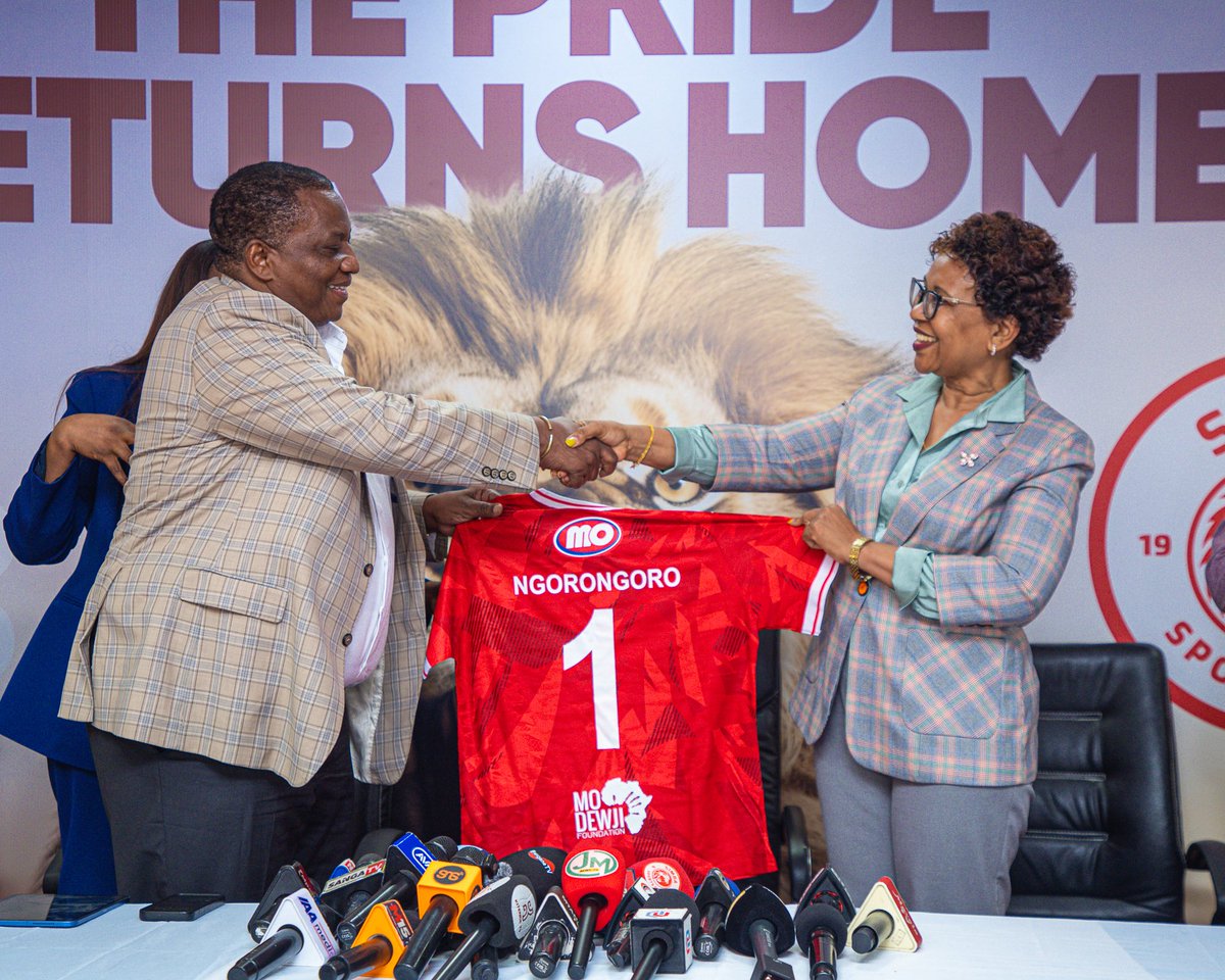 SimbaSCTanzania's tweet photo. Mwenyekiti wa Bodi, Crescentius Magori akimkabidhi zawadi Makamu mwenyekiti wa Bodi ya Mamlaka ya Hifadhi ya eneo la Ngorongoro, Dkt. Harrieth Mtae. #NguvuMoja https://t.co/LUHhVGowo5