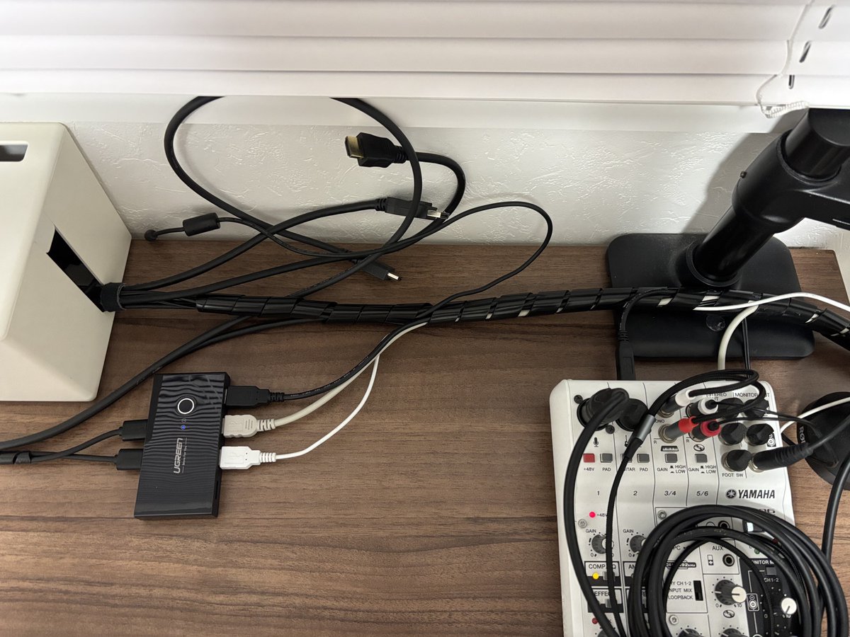 magihara's tweet photo. 微調整してスパイラルチューブでまとめ、どうしてもサイズが収まらなかったケーブルボックスを新調して完成した。
今回から太いタイプのチューブを導入した。ミキサーを右のデッドスペースに移動させ、HDD×2台を机から下ろすことでデスクの領域を増やしたのが今回の改善ポイント https://t.co/uE5FJSXWWz
