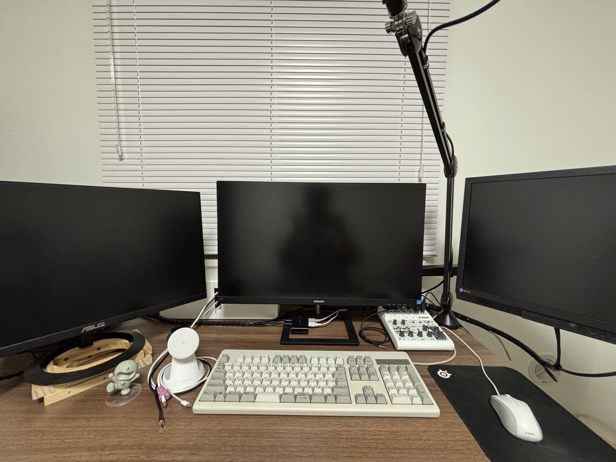 magihara's tweet photo. 微調整してスパイラルチューブでまとめ、どうしてもサイズが収まらなかったケーブルボックスを新調して完成した。
今回から太いタイプのチューブを導入した。ミキサーを右のデッドスペースに移動させ、HDD×2台を机から下ろすことでデスクの領域を増やしたのが今回の改善ポイント https://t.co/uE5FJSXWWz