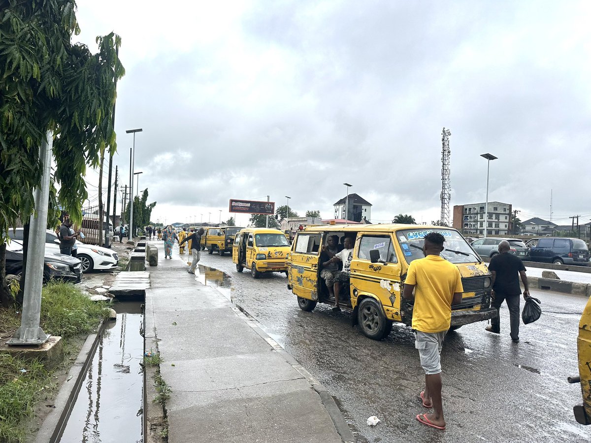 5starbarber_1's tweet photo. finally relocated to lagos to start a new life after school..
make i first go find one better lodge https://t.co/NWtZQW1gQ8