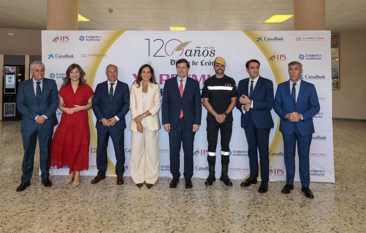 jcyl's tweet photo. El presidente de @jcyl ha participado hoy en la entrega del XX Premio @diariodeleon al Desarrollo Social y los Valores Humanos a @UMEgob 

@alferma1 ha destacado la labor que desempeña este cuerpo y su constante preparación, profesionalidad y dedicación https://t.co/lJ2LJD9dFb