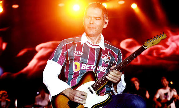 JeffBuckleyFlu's tweet photo. No rock nacional, Renato Russo e Dado Villa-Lobos, da Legião Urbana, além de Paulo Ricardo, do RPM, são amplamente reconhecidos como tricolores ilustres, mas nem todo mundo sabe que Rodrigo Amarante, do Los Hermanos, também é tricolor de coração https://t.co/GQQlcuUWgt