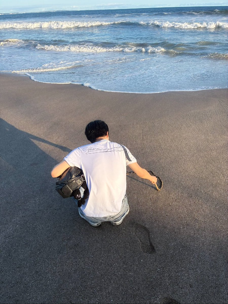 __kinya21's tweet photo. しゃがんで砂浜にねこを書くきなりとそれを撮るゆうまくん😭😭😭✨✨ https://t.co/2uNnT0uo9d