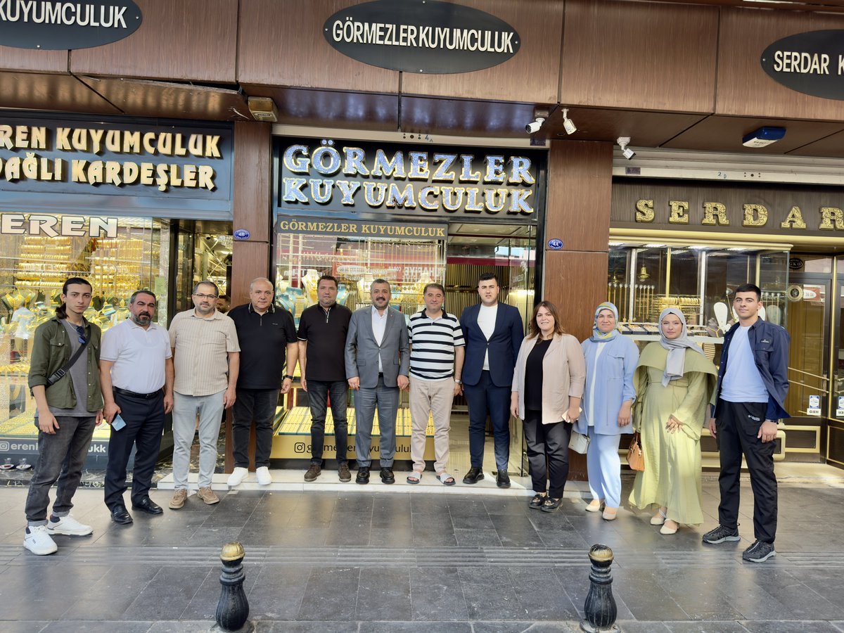 ismailguler027's tweet photo. Hac vazifesini yerine getirerek mukaddes topraklardan dönen önceki dönem Şehitkamil Belediye Meclis Üyemiz Sayın Mehmet Görmez’i; İlçe Başkan Yardımcılarımız, Kadın Kolları Başkanımız Sayın Yasemin Karaca Ersöz ve Gençlik Kolları Başkanımız Sayın Yakup Beşe ile birlikte ziyaret ettik.

Rabbim eda ettiği hac vazifesini kabul ve makbul eylesin. Kendisine sağlıklı, huzurlu ve bereketli bir ömür diliyor, misafirperverliği için teşekkür ediyoruz.
@Akparti
@abuyukgumus
@abdulhamitgul
@hakanaksu058
@iekarayel
@FatmaSahin
@fmfedaioglu
@EyupOzkececi
@AliSahin501
@deryabakbak27
@mesutbozatli
@irfancelikaslan
@BBozgeyik_27
@umutymz
@avyaseminkaraca
@bese_yakup
@AKPartiG_Antep
@AKGMTeskilat