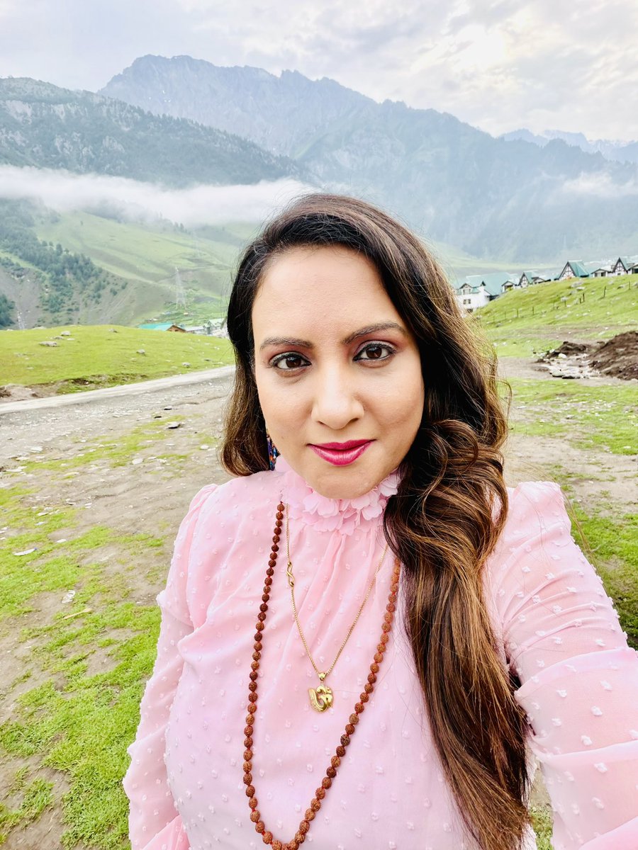 sonalgoelias's tweet photo. “प्रकृति की गोद में बिताया हर पल,
मन को शांति और आत्मा को नई ऊर्जा दे जाता है।” 🌿

Sometimes, the best therapy is simply sitting amidst the mountains and letting nature do the talking. 💚

#Sonmarg #Kashmir 
#HeavenOnEarth 
#Himalayas 
#PeaceInNature https://t.co/sPZ7TK0jxP