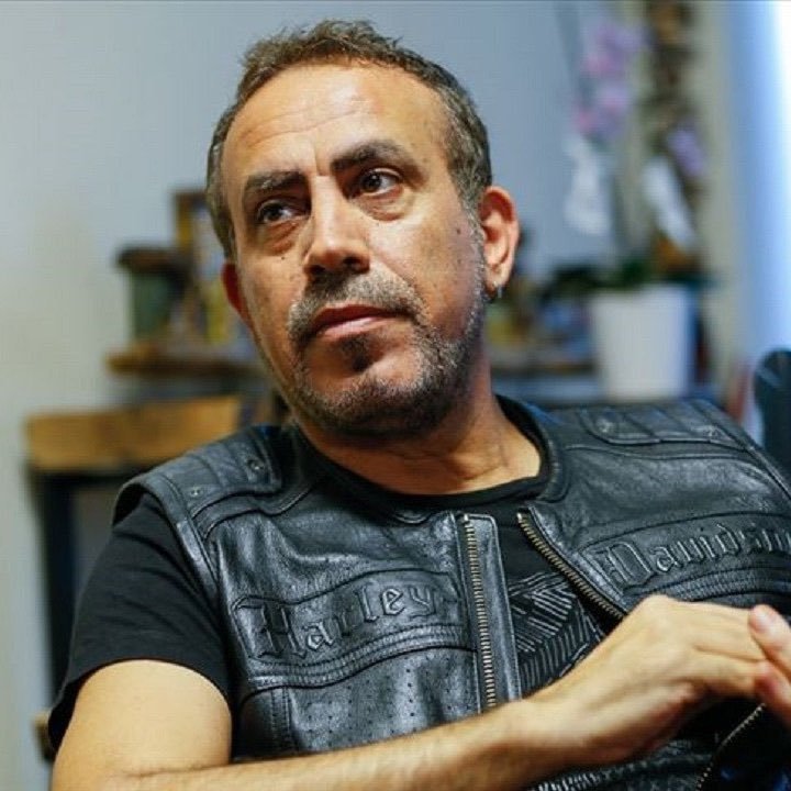 ulkucuhareketr's tweet photo. Sanatçı Metin Yıldız:

“Haluk Levent okul harçlıklarını biriktirip depremzedelere yollayan çocukların parasını kumara vermiş..”

“Dünyaya böyle bir kansız oç daha gelmemiştir heralde.. Terörle yargılanmalıdır.. Teröristten farksızdır..” https://t.co/ZZs0CQDfWL