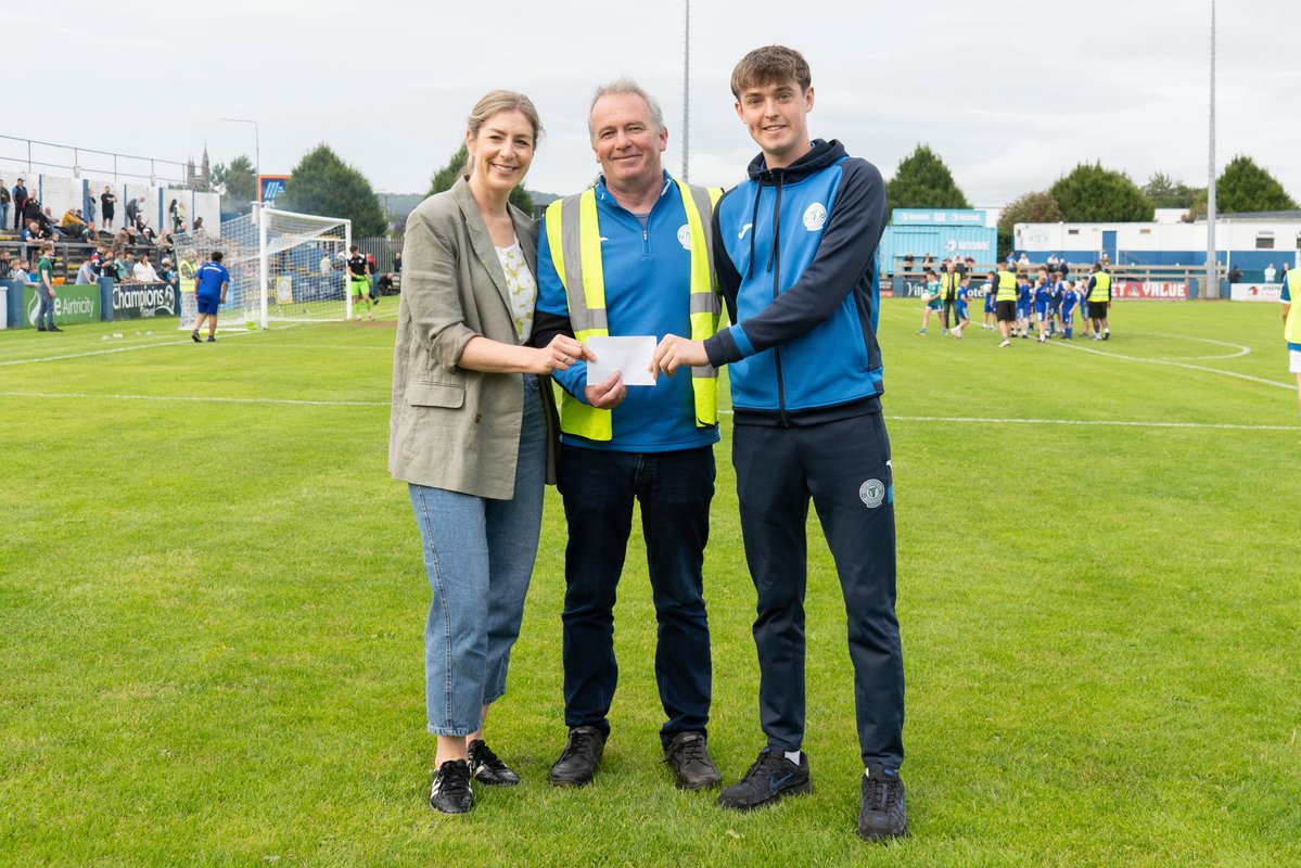 FinnHarpsFC's tweet photo. Thank you to the Irish Independent for their support of match sponsorship and pitchside hoarding again this year 👏
Marketing manager from Mediahuis Arlene Regan presents sponsorship to Aidan Campbell and Harps player Adam McDaid
📸 MH Visuals
#UTH🔵⚪️ https://t.co/vAFeKc7Qq7
