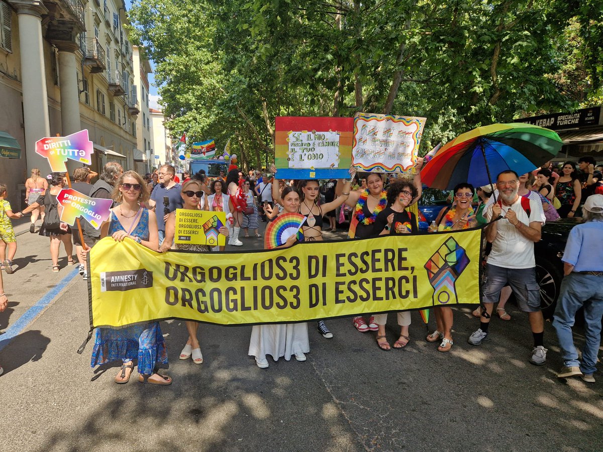 AmnestyAsti's tweet photo. Asti pride 2026 🏳️‍🌈
"Diritti alla felicità": la felicità come riconoscimento dell'autodeterminazione individuale,  la felicità non può essere ridotta a una dimensione privata o astratta, ma necessita di diritti che la renda possibile" 

Per i diritti di tutt3 

❤️🧡💛💚💙💜 https://t.co/aQnZd63MQP