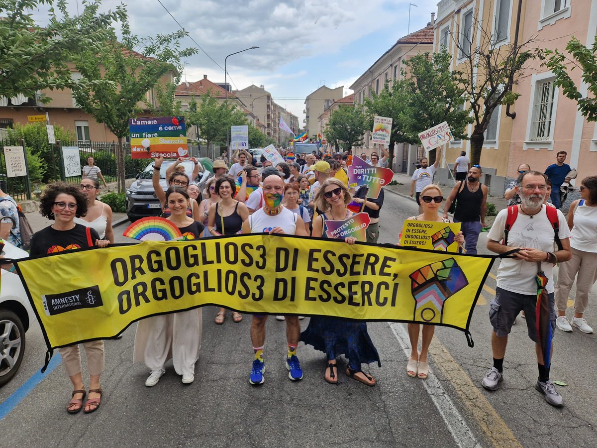 AmnestyAsti's tweet photo. Asti pride 2026 🏳️‍🌈
"Diritti alla felicità": la felicità come riconoscimento dell'autodeterminazione individuale,  la felicità non può essere ridotta a una dimensione privata o astratta, ma necessita di diritti che la renda possibile" 

Per i diritti di tutt3 

❤️🧡💛💚💙💜 https://t.co/aQnZd63MQP