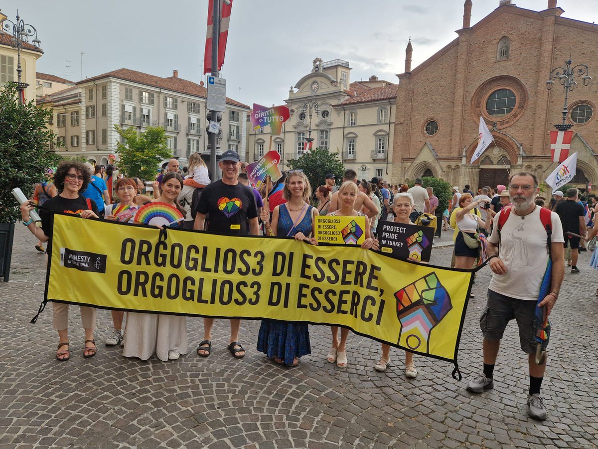 AmnestyAsti's tweet photo. Asti pride 2026 🏳️‍🌈
"Diritti alla felicità": la felicità come riconoscimento dell'autodeterminazione individuale,  la felicità non può essere ridotta a una dimensione privata o astratta, ma necessita di diritti che la renda possibile" 

Per i diritti di tutt3 

❤️🧡💛💚💙💜 https://t.co/aQnZd63MQP