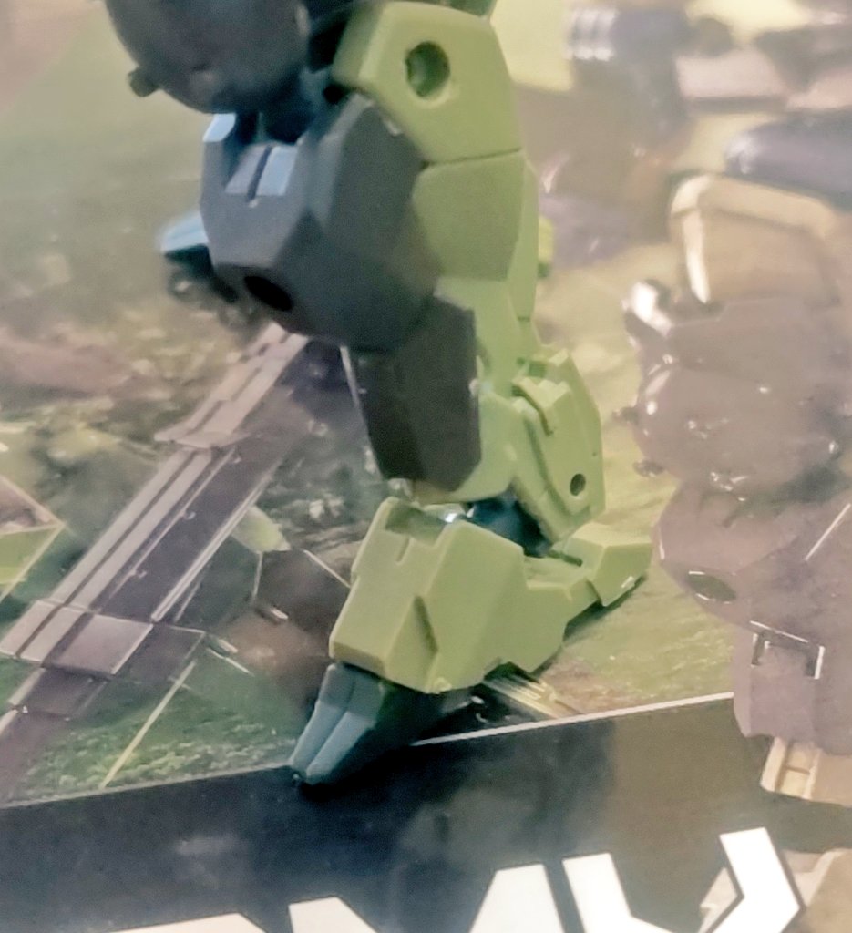 Monster888's tweet photo. 久々に30mm作ってます
今回のコンセプトはなるべく箱のなかの物を使うのと成型色を活かす
足首だけ加工しました https://t.co/ZcrTGYryHv
