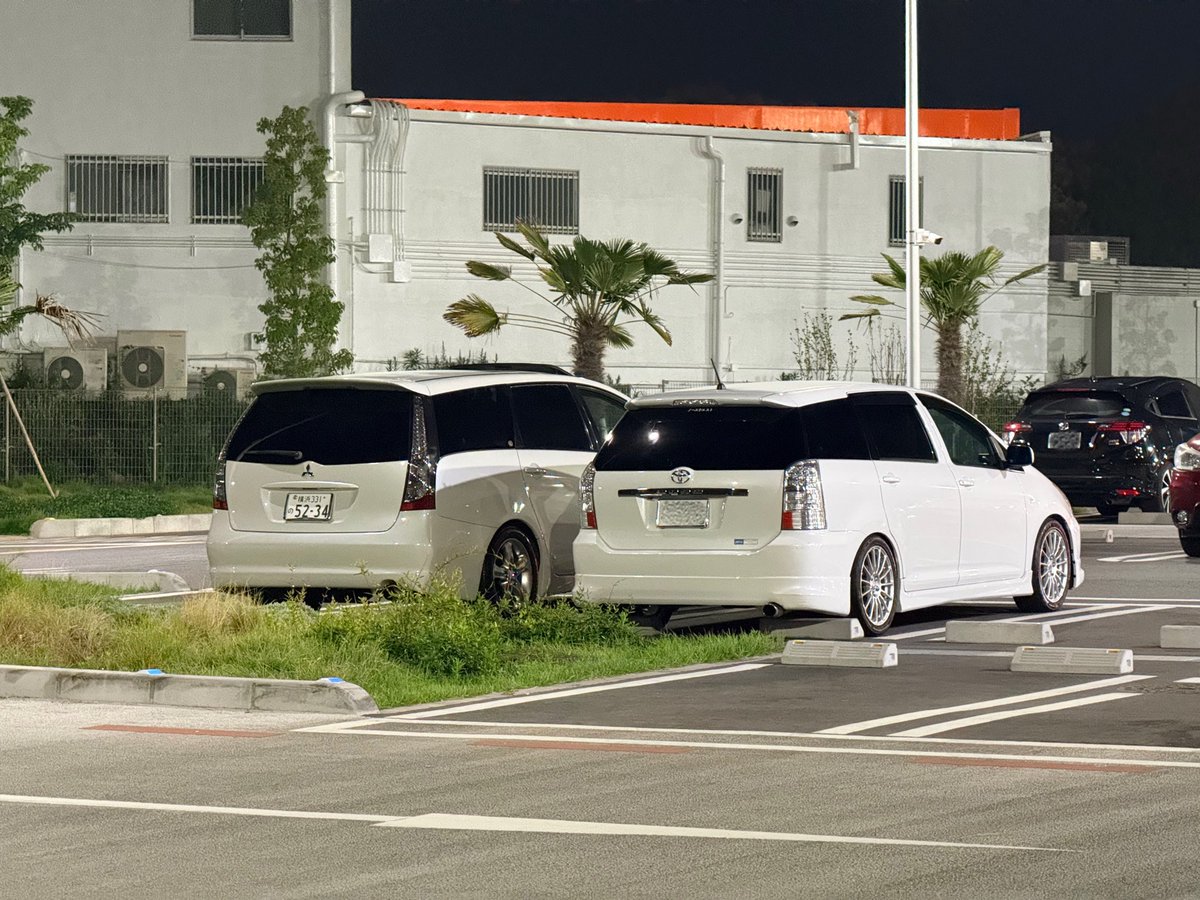 Grndse's tweet photo. セグメントとメーカーは違えど並べると意外と共通点ある？この2車種
・2003年発売
・つり目
・純正LEDリアコンビネーションランプ
・リアのエンブレムのとこがガラス部に対して凸になってる
・3眼メーター
…etc https://t.co/UxQ0yyhPfV