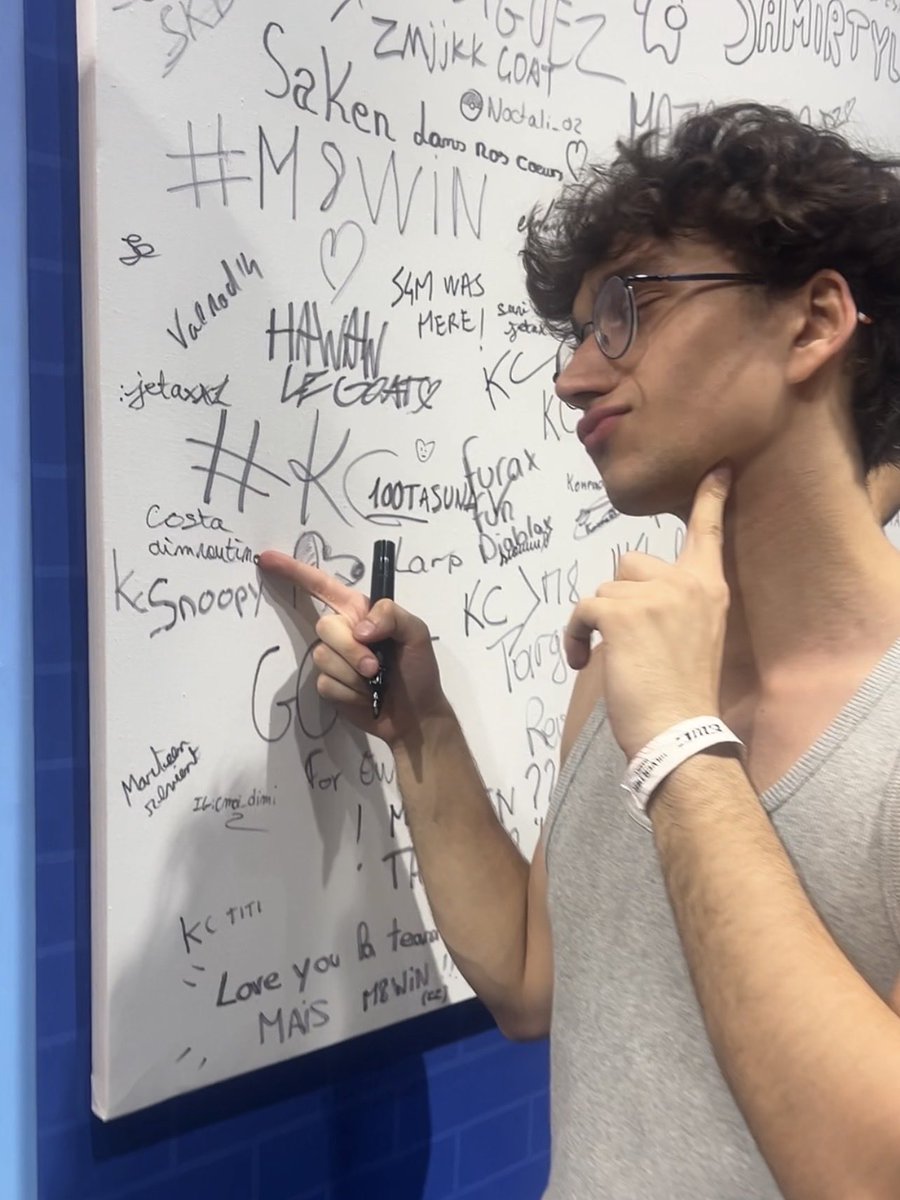 clodeau_twitch's tweet photo. RETOUR DU WEEK-END À L'EWC
C'était trop cool, j'ai vu pleins de gens sympas, j'ai soutenu @100Thieves pour la finale et ils ont gagné !! Et on fait la promo de la costa aim routine c'est important (routine que je fais pas btw, pour ça que je suis stuck platine) https://t.co/lKtNYOUe6Q