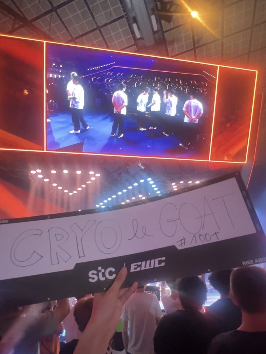 clodeau_twitch's tweet photo. RETOUR DU WEEK-END À L'EWC
C'était trop cool, j'ai vu pleins de gens sympas, j'ai soutenu @100Thieves pour la finale et ils ont gagné !! Et on fait la promo de la costa aim routine c'est important (routine que je fais pas btw, pour ça que je suis stuck platine) https://t.co/lKtNYOUe6Q
