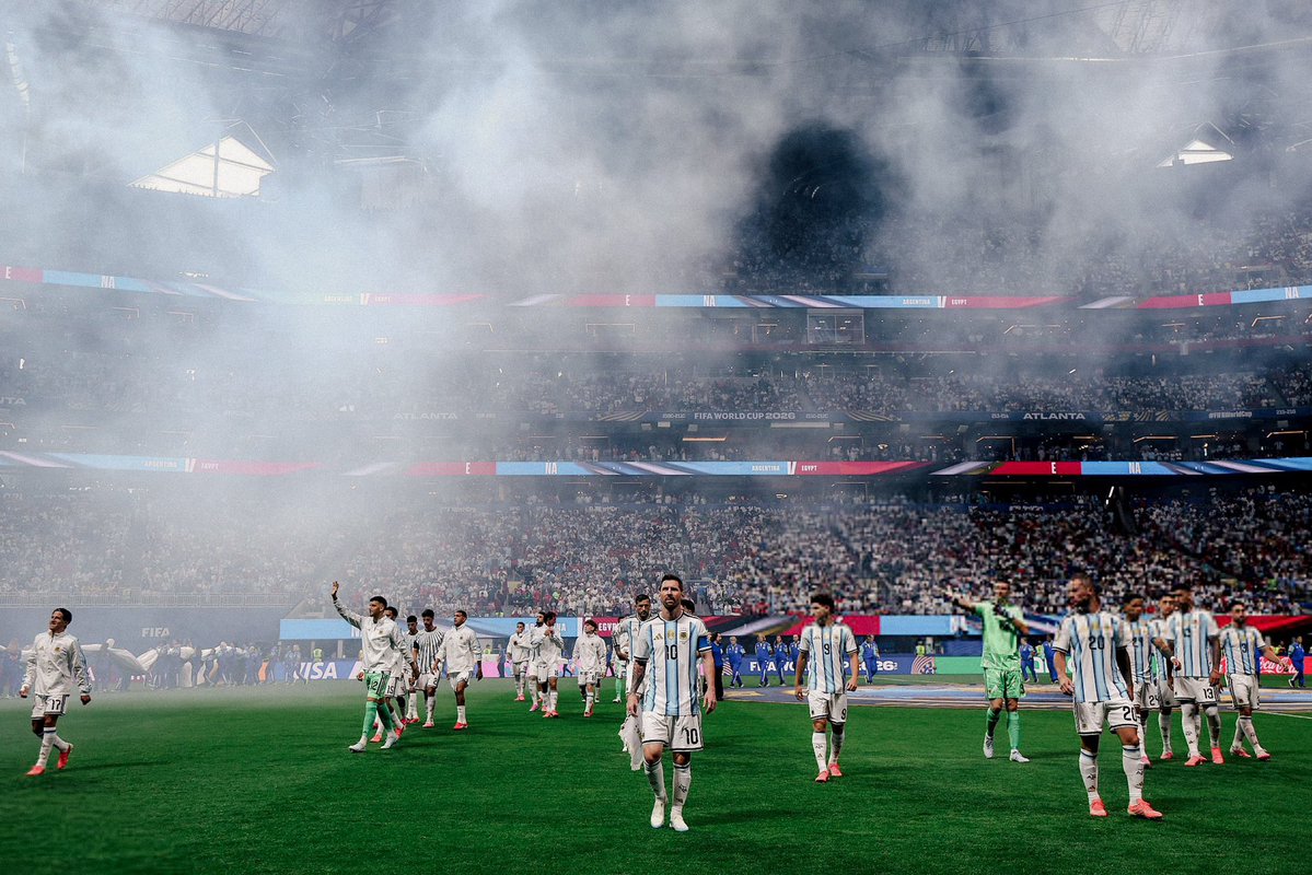 Bargcelona10's tweet photo. Se armó un relato con Argentina, falso y lleno de tergiversaciones. Lo sé muy bien porque es la misma gente y el mismo método que buscó desprestigiar siempre al Barcelona y, nuevamente, a Messi.

Argentina no aparece en las 3 polémicas más graves de este Mundial: la roja de Balogun, el gol anulado a Croacia vs Portugal, el gol de Inglaterra vs Noruega. Así y todo, el que lleva la etiqueta de ladrón y todos los días recibe acusaciones, aunque nada pase, es Argentina.

Todas jugada “polémica” se resolvió como el reglamento indica, hasta tienen precedentes incluso en este mismo Mundial. No entro en todas las mentiras que inventan con IA o sacan de contexto. La campaña es obvia y está en cada uno no comerse el cuento.