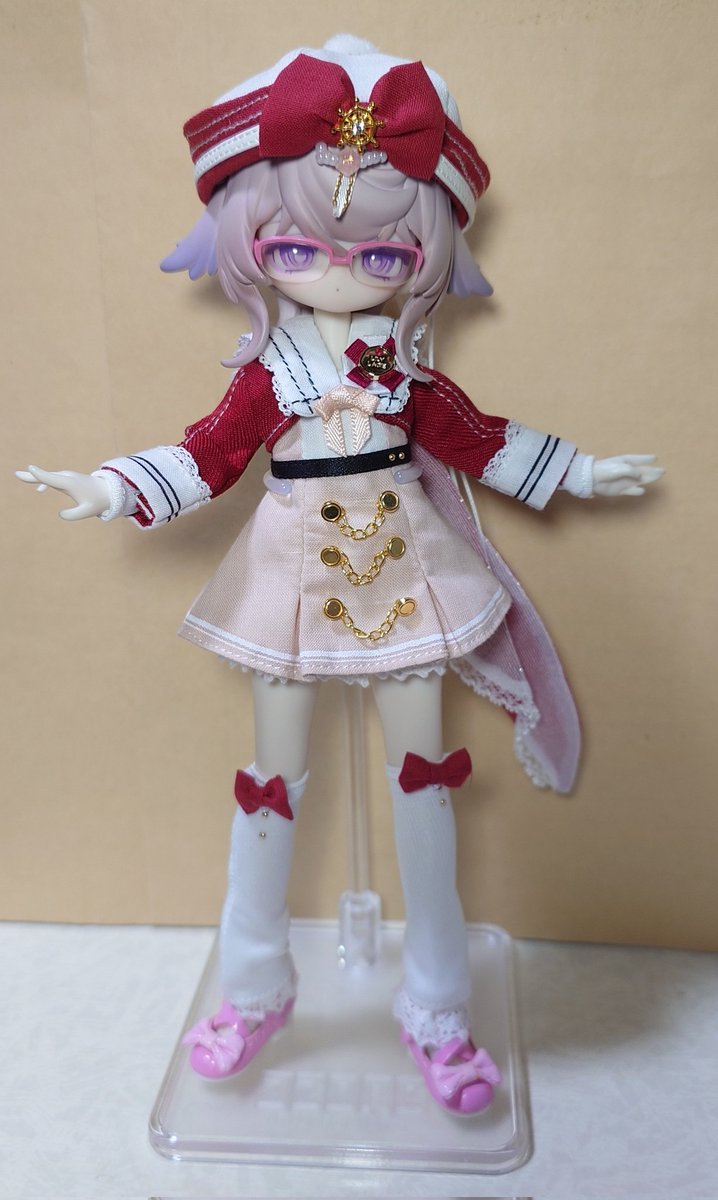 Suzune1180S's tweet photo. 紫鈴「私も着てみたけど、どうかな？」

LILYLACIEさんの「ステラオーシャン」ですが、
ミミーガーデン博物誌のワフルに着せるとぶかぶかでしたが、ルナロア国王ちゃんだと、ぴったり合いました。
すらっとした足が、きれいに見えて良い感じです。
#リリーライシ
#LILYLACIE
#スズネ家のドール達 https://t.co/Ara0avMogw